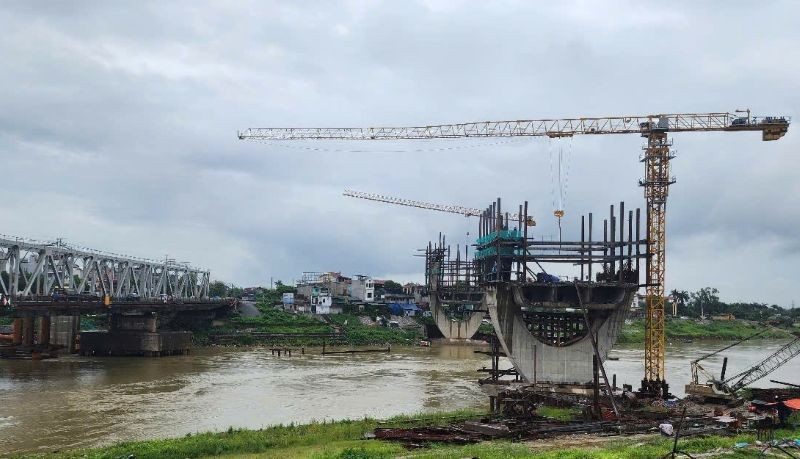 Hiện tại, nhà thầu thi công dự án nâng cấp tuyến vận tải thủy sông Đuống vẫn chưa thể triển khai những hạng mục chính, nguy cơ phải dừng thi công, bị “vỡ tiến độ”.