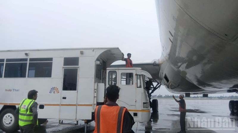 Xe cứu thương chuyên dụng tiếp cận máy bay Vietnam Airlines để chuyển khách.