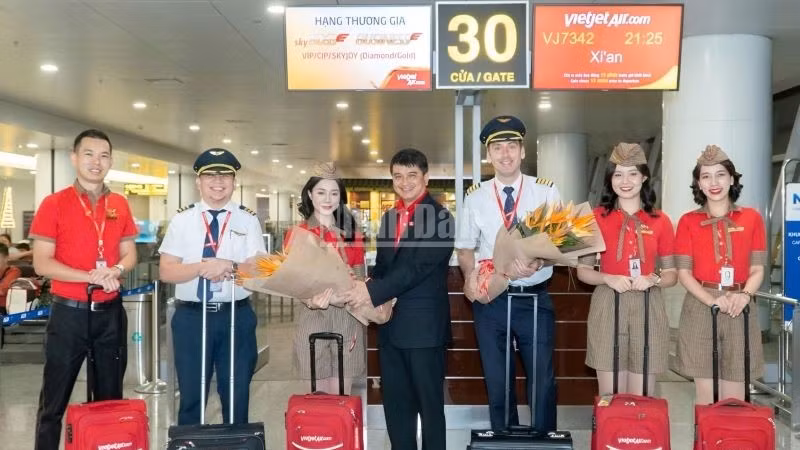 Lãnh đạo Vietjet chào mừng hành khách trên đường bay mới Hà Nội-Tây An.