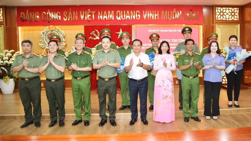 Lãnh đạo Thành uỷ Thành phố Hồ Chí Minh khen thưởng chuyên án. (Ảnh: Công an cung cấp)