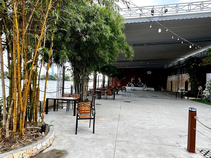Toàn bộ diện tích gần 400m2 của nhà hàng Không Gian lấn chiếm hàng lang bờ sông Sài Gòn. 73bce40caa9f23c17a8e-7427.jpg