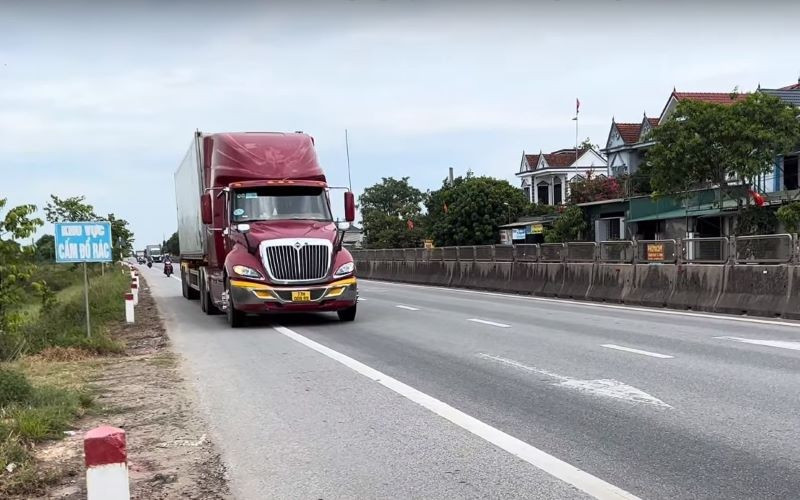 VATA kiến nghị xem xét bổ sung người có giấy phép lái xe hạng D1, D2 và D được học và thi chuyển sang hạng CE để lái xe đầu kéo. cont-3.jpg