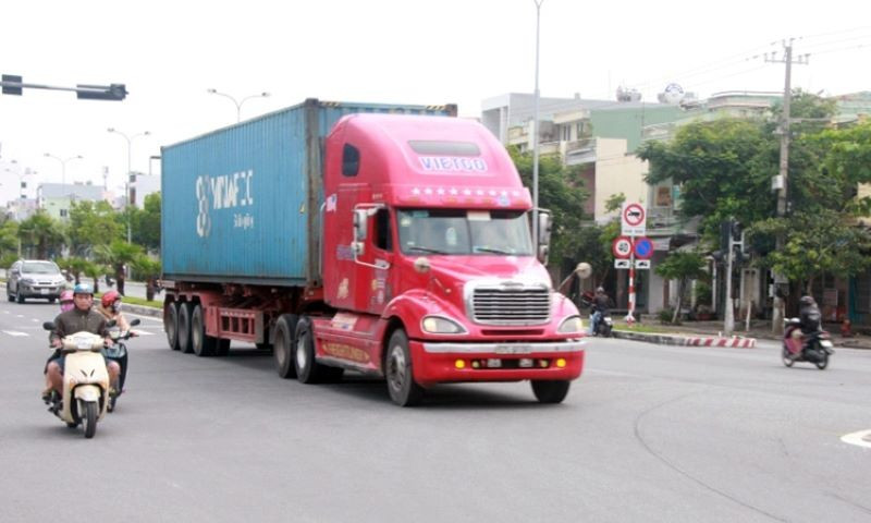 Theo phản ánh, tâm lý của người lái xe kinh doanh vận tải hiện nay rất căng thẳng, ngột ngạt, nhiều người có ý định xin nghỉ việc do không chịu được áp lực trong việc trừ điểm giấy phép lái xe và mức phạt quá cao tại Nghị định 168 hiện nay. cont-2.jpg