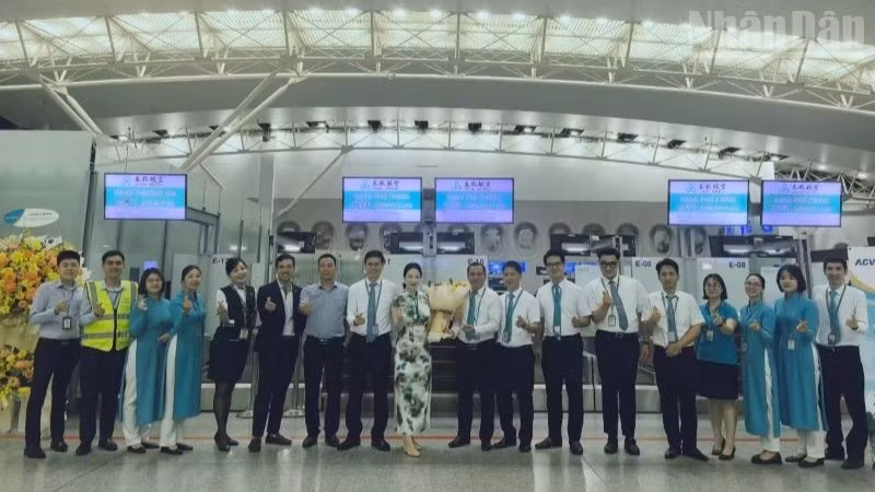 Đón chào hai đường bay quốc tế thương mại thường lệ khứ hồi giữa Ninh Ba, Thượng Hải với Hà Nội.