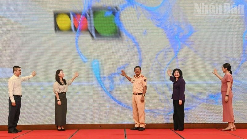 Các đại biểu nhấn nút phát động Cuộc thi về trật tự an toàn giao thông.