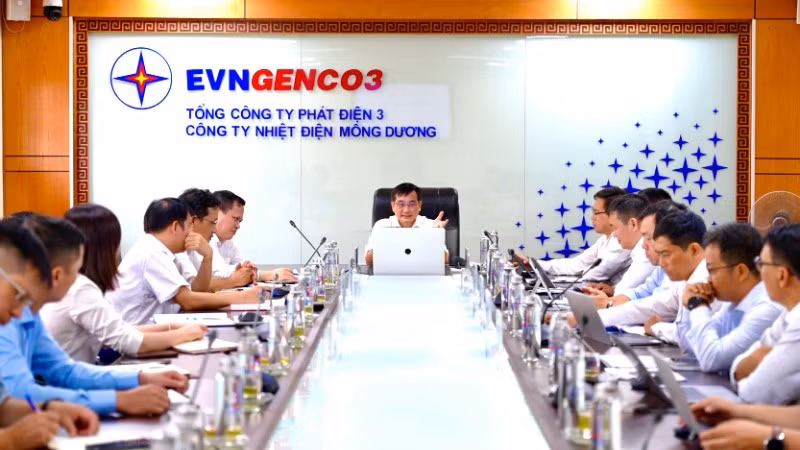 Ông Lê Văn Danh, Tổng Giám đốc EVNGENCO3 chủ trì buổi làm việc với lãnh đạo Nhà máy Nhiệt điện Mông Dương 1.