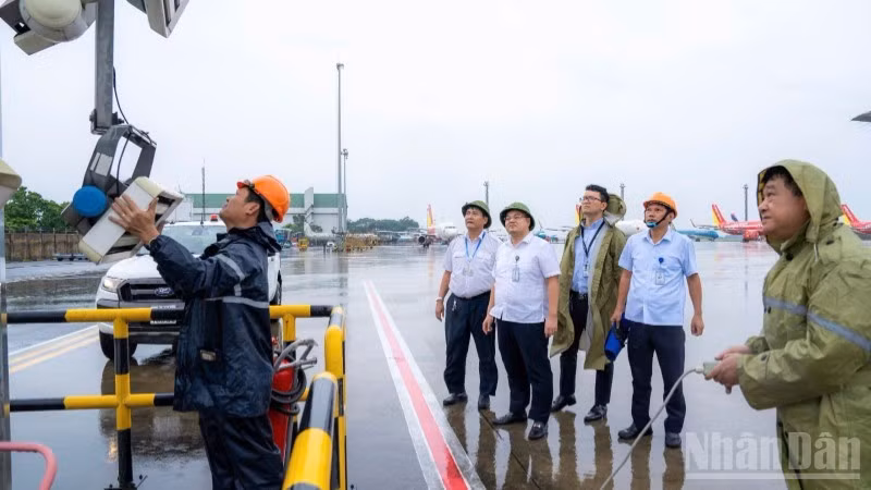 Lực lượng chức năng kiển tra việc chằng chống, neo giữ tài sản tại Cảng Hàng không quốc tế Nội Bài.