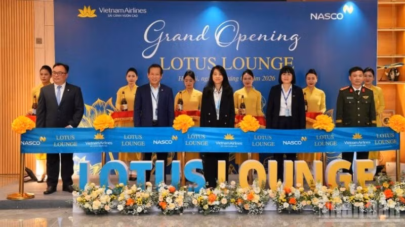 Các đại biểu cắt băng khai trương Phòng khách Bông Sen mới tại Nhà ga T2, Cảng Hàng không quốc tế Nội Bài.