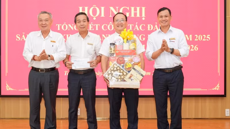 Đồng chí Phạm Quốc Bảo, Bí thư Đảng ủy, Chủ tịch HĐTV (bìa trái) và đồng chí Phạm Văn Thảo, Phó Chủ tịch Công đoàn EVNHCMC tặng quà chúc mừng hội nghị.