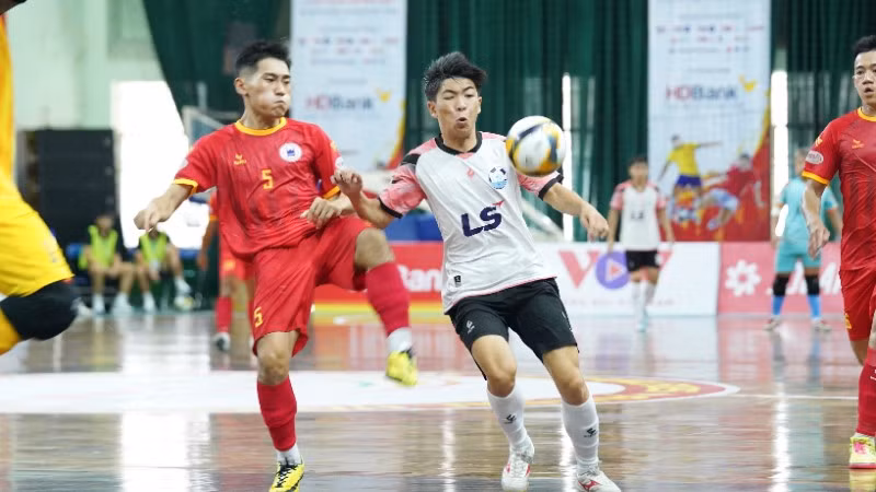 Tân Hiệp Hưng Thành phố Hồ Chí Minh để Hà Nội (áo trắng) cầm hòa với tỷ số 2-2 trong một trận cầu đầy kịch tính trong ngày khai mạc giải đấu. Ảnh: VFF