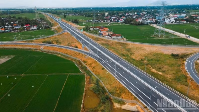 Trên địa bàn các tỉnh từ Quảng Ngãi đến Khánh Hòa, tuyến cao tốc bắc-nam phía đông đã hoàn thành 214km trong tổng số 267km từ Quảng Ngãi đến phía nam hầm Cù Mông.