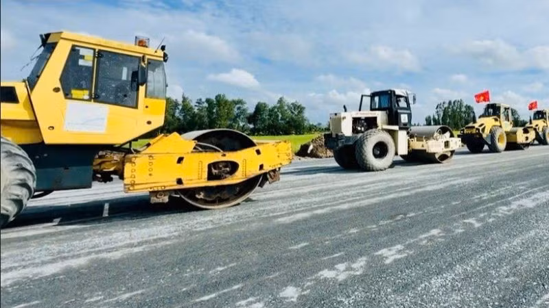 Các nhà thầu thi công tuyến cao tốc Cần Thơ-Cà Mau.