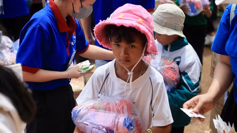 Một em bé nhận quà Trung thu tại chương trình. (Ảnh: ĐỨC NGUYỄN)