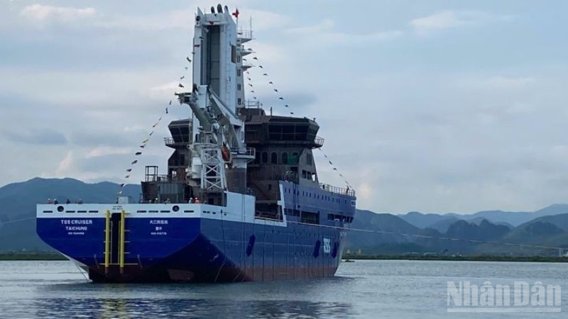 Con tàu CSOV số 4 này là thành quả của sự phối hợp chặt chẽ giữa Công ty Đóng tàu Hạ Long với đội ngũ giám sát của Công ty TSSM, Damen, DNV cũng như các nhà cung cấp. ndo_br_tau-1-3034.jpg
