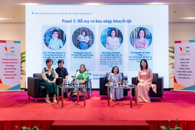 Các học viên thuộc chuyên đề “ Hỗ trợ và hòa nhập khuyết tật” trình bày dự án trong buổi Hội thảo cuối khóa. (Ảnh: CTCC) anh-4.jpg