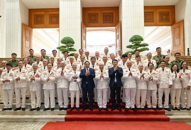 Thủ tướng Phạm Minh Chính với các cán bộ Công an chi viện chiến trường miền nam. (Ảnh: Trần Hải) 367231c9ad7d25237c6c.jpg