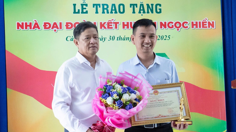 Đại diện PVCFC nhận bằng khen của Chủ tịch Ủy ban nhân dân tỉnh về thành tích đóng góp cho sự phát triển kinh tế-xã hội địa phương. cm2.jpg