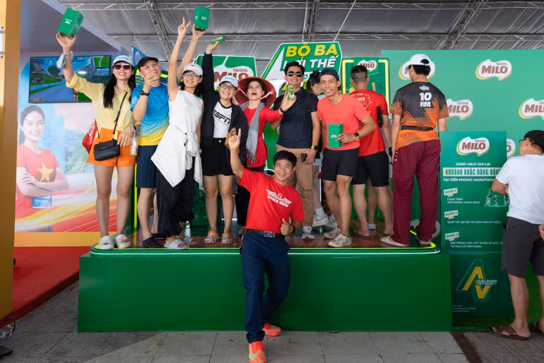 nguoi-tham-du-giai-chay-hao-hung-tham-quan-gian-hang-milo-2.jpg