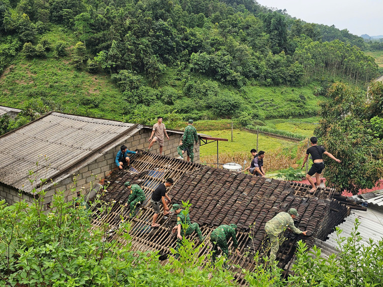 Bộ đội biên phòng Lạng Sơn cùng người dân địa phương hỗ trợ lợp mái cho các căn nhà sau mưa bão. 8a0a2dba-c0ca-44d3-88d1-290d4641faf2.jpg