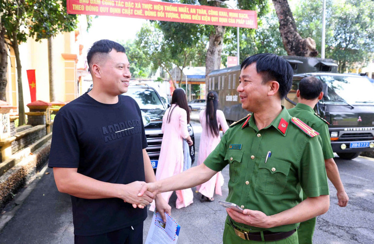 Cái bắt tay của thầy-trò đặc biệt, hẹn gặp lại nhưng không phải ở nơi này. (Ánh KIÊN PHẠM) 7eced484-1f5b-4132-af74-17cb8e446264.jpg
