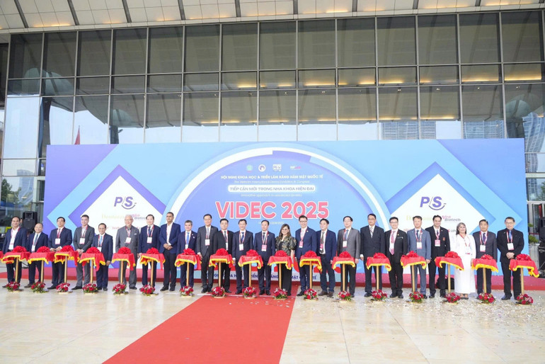 Các đại biểu cắt băng khai trương triển lãm. 3af7ef36-64d2-41f4-9c60-26483c43f825.jpg