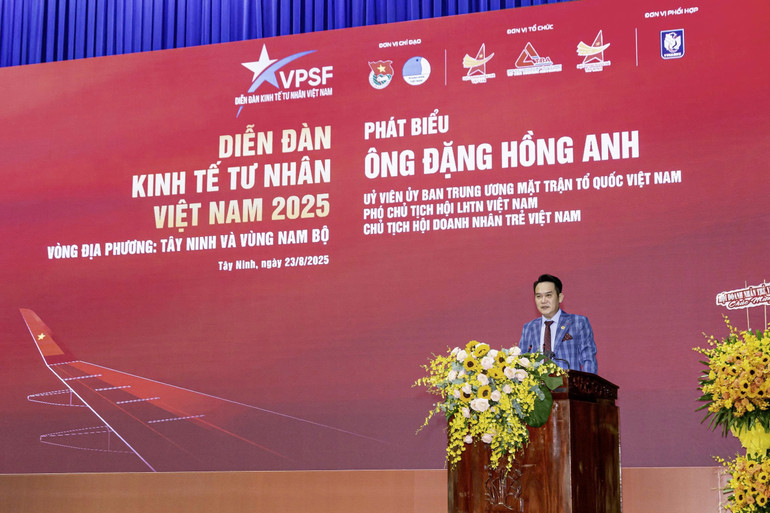 Ông Đặng Hồng Anh, Chủ tịch Hội Doanh nhân trẻ Việt Nam, Chủ tịch VPSF 2025 phát biểu tại vòng đối thoại địa phương VPSF. img-2481.jpg