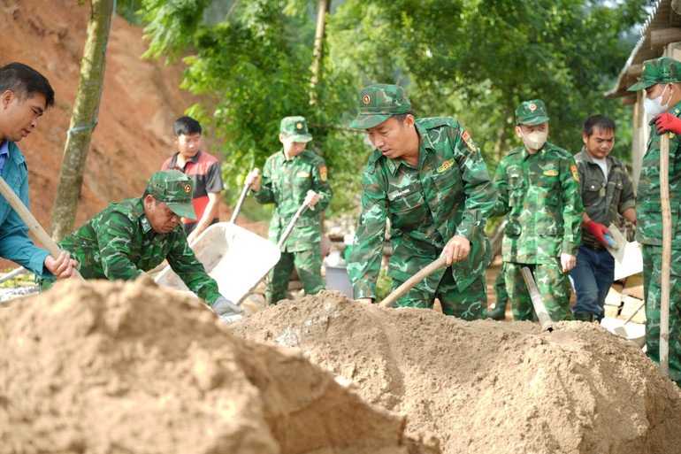 Cán bộ chiến sĩ Đồn biên phòng Bảo Lâm, tỉnh Lạng Sơn tham gia xây dựng, sửa chữa nhà dột nát cho bà con nhân dân. 4e135639-1088-49bb-8a2a-fe11c04b6210.jpg