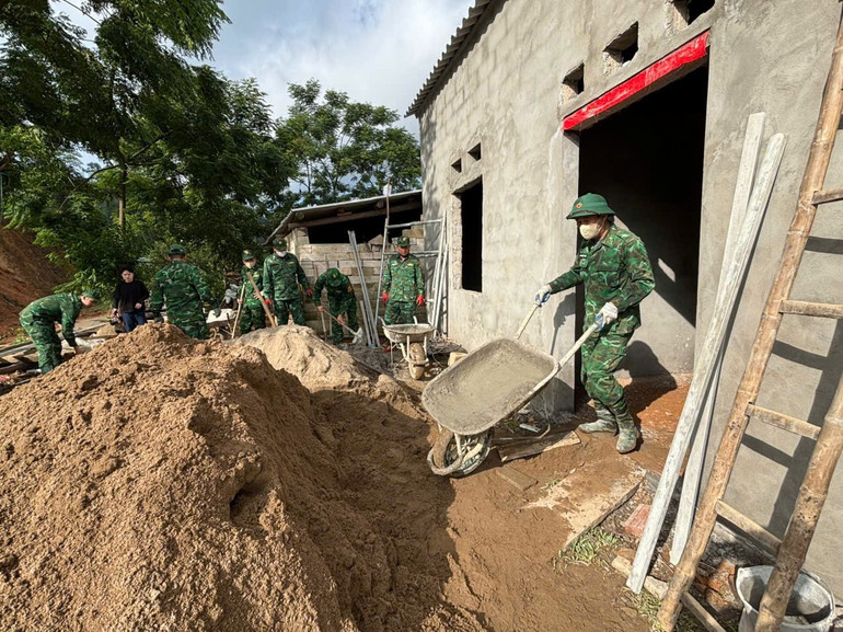 Cán bộ chiến sĩ Đồn biên phòng Bảo Lâm, tỉnh Lạng Sơn xây dựng nhà mới cho người dân trên địa bàn. a2503d74-3c9c-4294-9914-215bef95b4b6.jpg