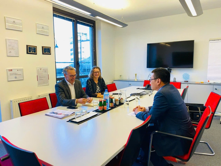 Quang cảnh cuộc gặp. img-3156.jpg