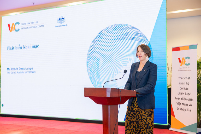 Bà Renée Deschamps, Phó Đại sứ Australia tại Việt Nam phát biểu tại buổi lễ trao chứng chỉ hoàn thành khóa học. (Ảnh: CTCC) anh-2.jpg