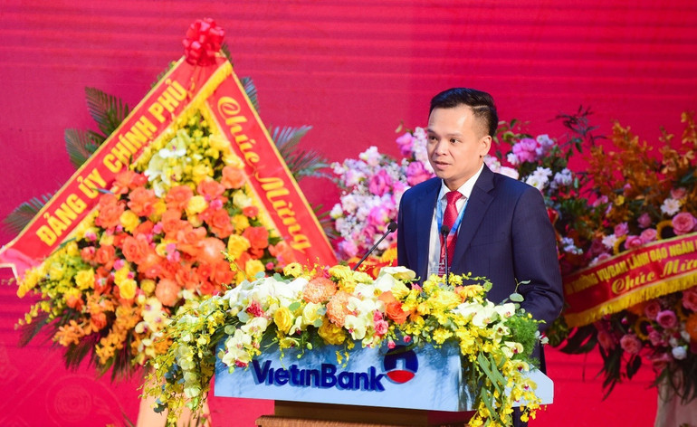 Đồng chí Nguyễn Trần Mạnh Trung, Phó Bí thư Đảng ủy, Tổng Giám đốc trình bày Báo cáo tổng kết thực hiện Nghị quyết Đại hội đại biểu Đảng bộ VietinBank nhiệm kỳ 2020-2025, phương hướng nhiệm vụ nhiệm kỳ 2025-2030. vt3.jpg