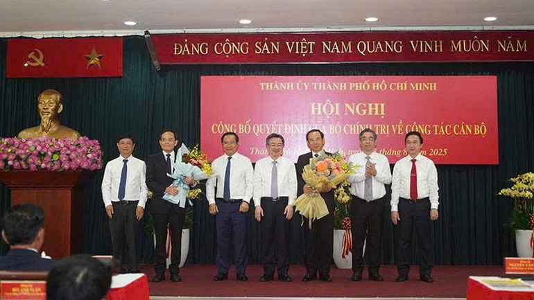 Thường trực Thành ủy Thành phố Hồ Chí Minh tặng hoa chúc mừng đồng chí Nguyễn Văn Nên và đồng chí Trần Lưu Quang. (Ảnh: THẾ ANH) 6c343d65a3cd2b9372dc.jpg