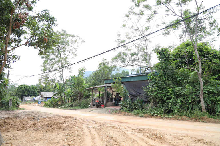 Gia đình ông Nguyễn Văn Tú xây dựng nhà trên đất rừng và các công trình khác trên đất rừng sản xuất, nên không đủ điều kiện được bồi thường. 3ce7cb01fbcf719128de.jpg