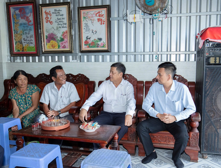 Đại diện PVCFC đến thăm các hộ gia đình khó khăn được hỗ trợ nhà ở. cm4.jpg