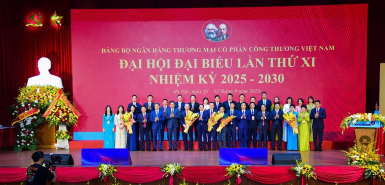 Đồng chí Bùi Thanh Sơn cùng các đồng chí lãnh đạo Đảng ủy Chính phủ, Ngân hàng Nhà nước Việt Nam tặng hoa chúc mừng 28 đồng chí trúng cử Ban Chấp hành Đảng bộ VietinBank khóa XI, nhiệm kỳ 2025-2030. vt5.jpg
