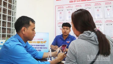 Đoàn viên hỗ trợ người dân tại Trung tâm phục vụ hành chính công xã Vị Tân, thành phố Cần Thơ
