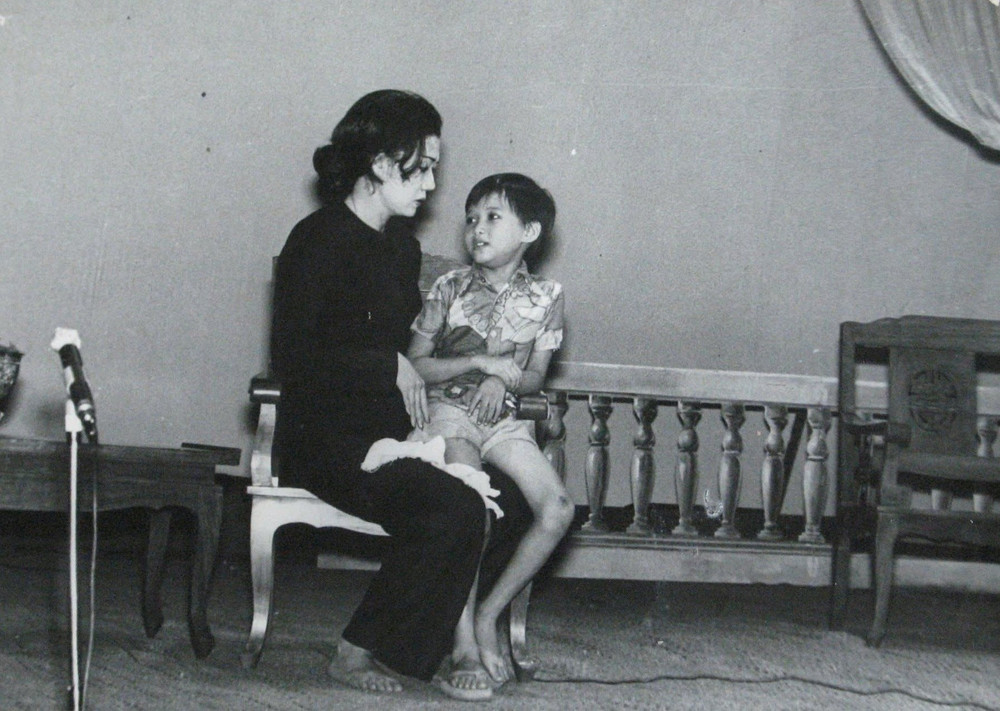 Nghệ sĩ Kim Cương (áo đen) trên sân khấu một đêm diễn vở Lá sầu riêng. (Ảnh Tư liệu) 1000012519.jpg