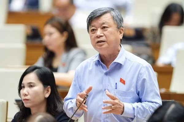 Đại biểu Quốc hội Trương Trọng Nghĩa tham gia thảo luận tại Hội trường Diên Hồng, Nhà Quốc hội.