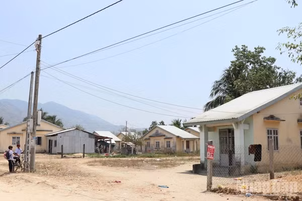 Một góc thôn Tầm Ngân 1 (xã Lâm Sơn, tỉnh Khánh Hòa) khô khốc giữa trưa nắng tháng 4. (Ảnh: NGUYỄN TRUNG)