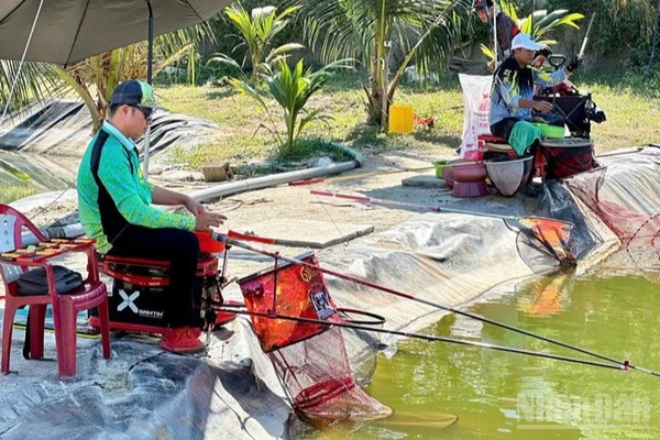 Nhiều người yêu thích câu cá để giải trí tìm đến khu câu cá Quốc Cường ngày càng đông. (Ảnh: NGUYỄN TRUNG)