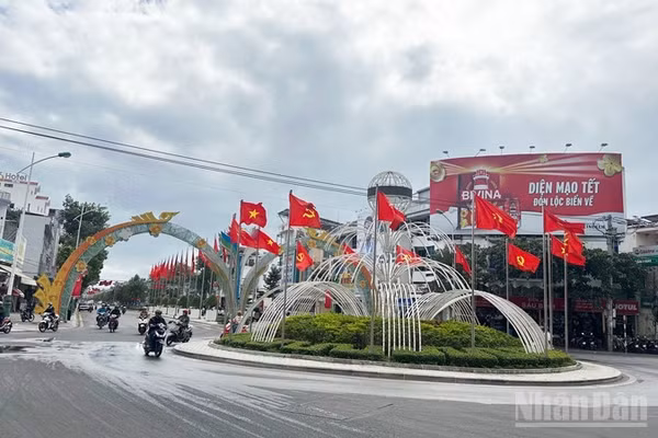 Trên trục đường Thống Nhất, khu vực trung tâm phường Phan Rang (Khánh Hòa) trang hoàng lộng lẫy cờ Đảng, cờ Tổ quốc, tạo nên không khí trang trọng, rộn ràng và đầy khí thế chào mừng Đại hội đại biểu toàn quốc lần thứ XIV của Đảng. (Ảnh: NGUYỄN TRUNG)