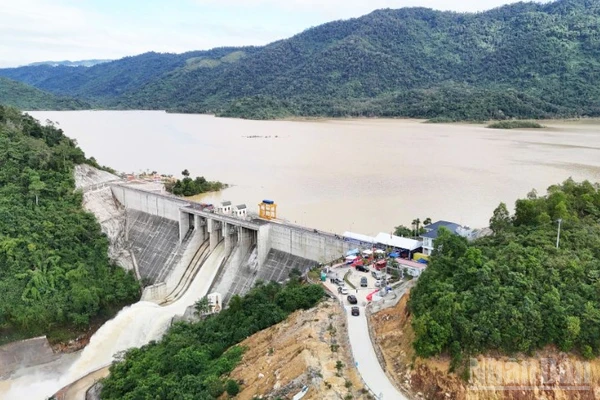 Hồ Sông Chò 1 có dung tích thiết kế hơn 109 triệu m³. Đây là công trình đa mục tiêu, được thiết kế kết nối liên thông với các hồ Suối Dầu và Cam Ranh, hình thành mạng lưới điều tiết nước liên vùng cho toàn bộ khu vực phía nam của tỉnh Khánh Hòa. (Ảnh: NGUYỄN TRUNG)