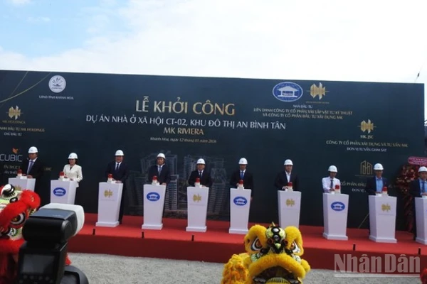 Lãnh đạo tỉnh Khánh Hòa cùng chủ đầu tư ấn nút khởi công Dự án nhà ở xã hội CT-02. (Ảnh: NGUYỄN TRUNG)