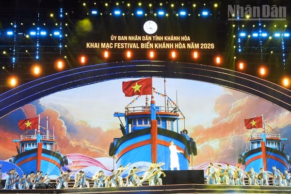 Chương trình nghệ thuật đặc sắc tại đêm khai mạc Festival Biển Khánh Hòa 2026. (Ảnh: NGUYỄN TRUNG)
