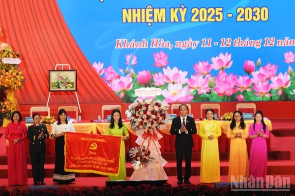 Đồng chí Nguyễn Khắc Hà - Phó Bí thư Tỉnh ủy, Chủ tịch Ủy ban Mặt trận Tổ quốc Việt Nam tỉnh Khánh Hòa tặng bức trướng chúc mừng của Tỉnh ủy cho Đại hội. 