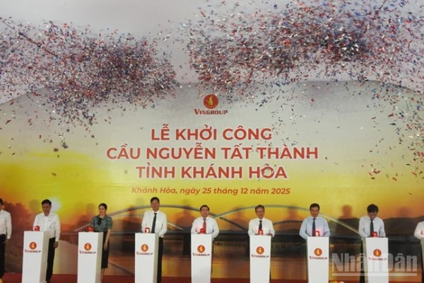 Các đại biểu ấn nút khởi công công trình cầu Nguyễn Tất Thành. (Ảnh: NGUYỄN TRUNG)