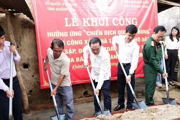 Đoàn công tác số 2 của Tỉnh ủy, Ủy ban nhân dân tỉnh Khánh Hòa do đồng chí Hồ Xuân Trường (đứng giữa), Phó Bí thư Thường trực Tỉnh ủy làm Trưởng đoàn cùng lãnh đạo phường Đô Vinh thực hiện nghi thức lễ khởi công xây dựng nhà mới cho gia đình ông Trương Văn Nam (Tổ dân phố Đắc Nhơn 1, phường Đô Vinh), một trong số 11 hộ dân có nhà bị sập, đổ hoàn toàn trong đợt mưa lũ vào cuối tháng 11. (Ảnh: NGUYỄN TRUNG) 