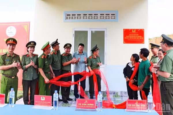 Lãnh đạo Công an tỉnh Khánh Hòa cùng gia đình chị Cao Thị Muỗi thực hiện nghi thức khánh thành và bàn giao căn nhà. (Ảnh: N.T)