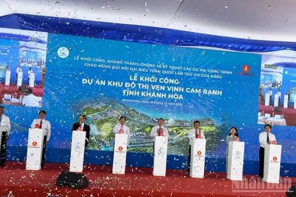 Lãnh đạo tỉnh Khánh Hòa cùng nhà đầu tư, nhà thầu và các địa biểu ấn nút khởi công Dự án Khu đô thị ven vịnh Cam Ranh. (Ảnh: NGUYỄN TRUNG)