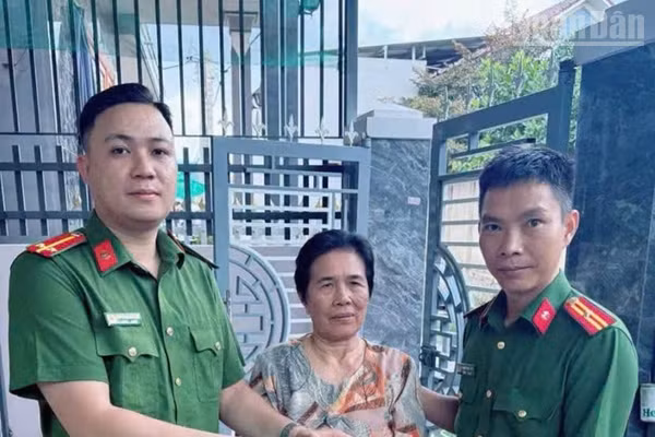 Công an phường Ninh Chử, tỉnh Khánh Hòa tiếp nhận cá thể rùa núi vàng do bà Lê Thị Hồng Nhanh tự nguyện giao nộp. (Ảnh: đơn vị cung cấp).